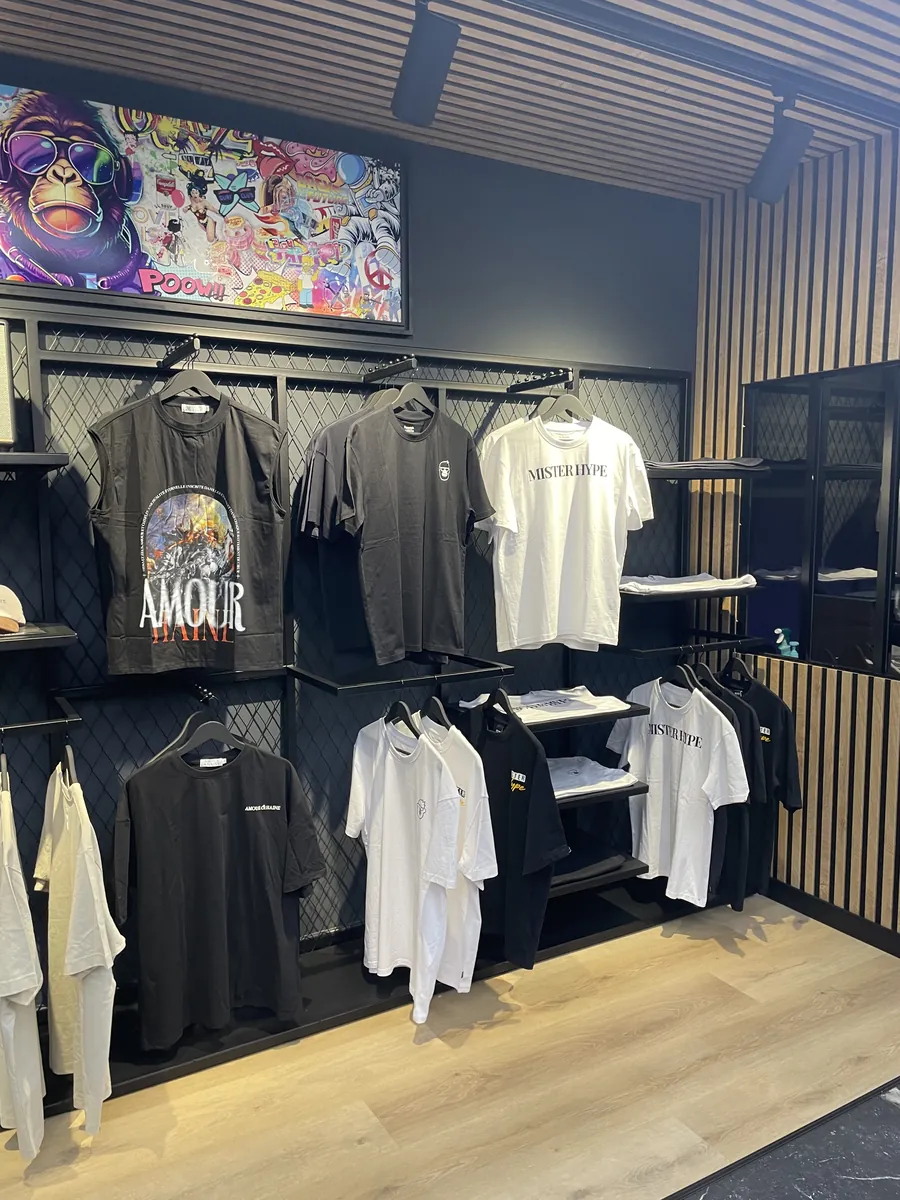 Corner lifestyle : streetwear, sneakers et art au mur